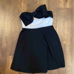 Cute black and white dress! Never worn
